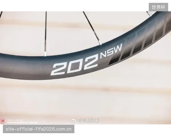 全新Zipp858NSW轮组在优化侧风稳定性的前提下，成功减重超过243克，重量表现已接近传统60mm框高轮组